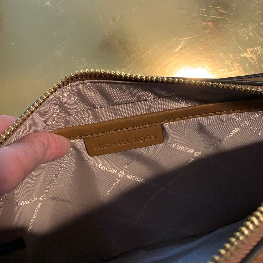 Jet Set Crossbody - Picture 3 of 5